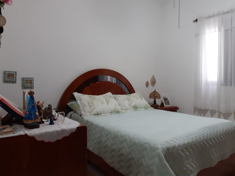 CASA COM 04 DORMITÓRIOS, SENDO